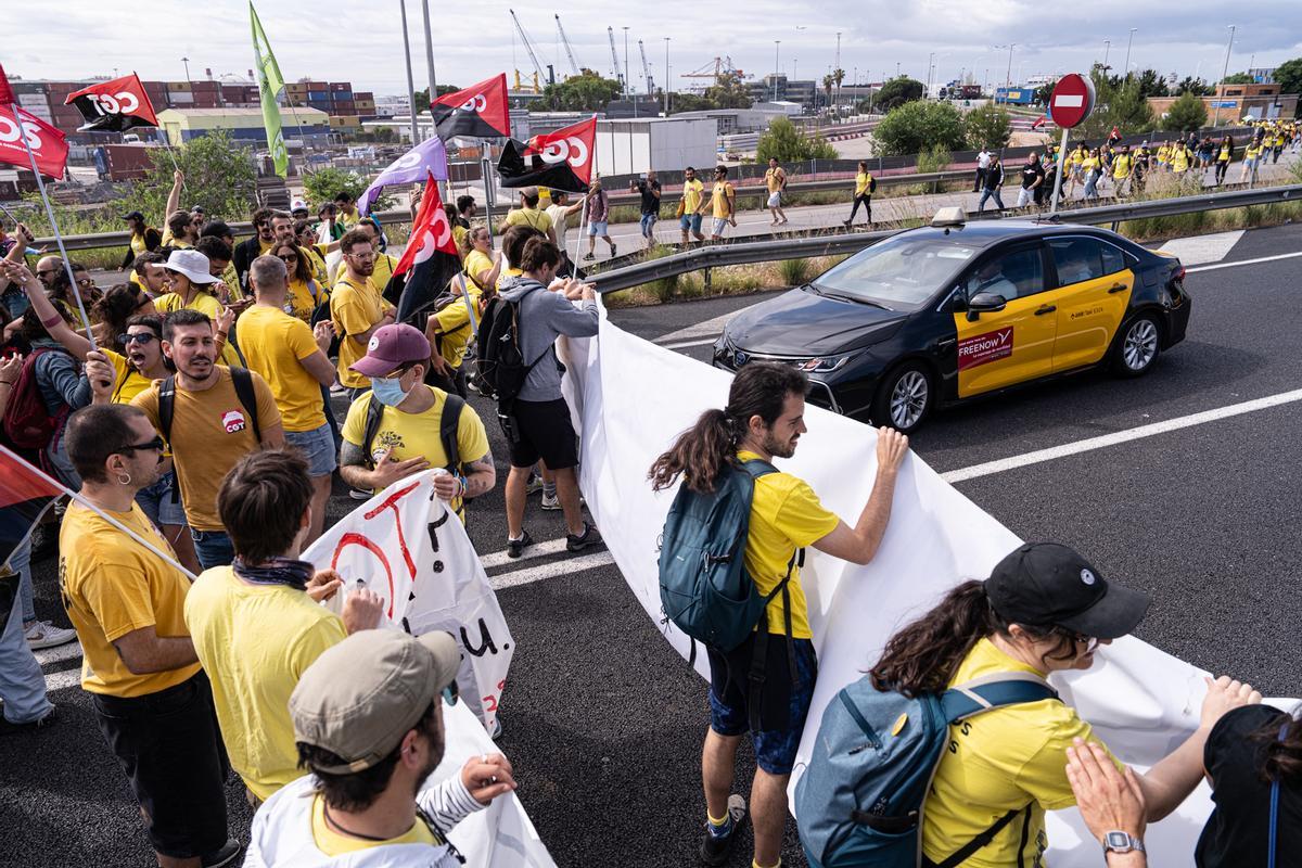 Los docentes bloquean la Ronda Litoral durante una jornada de protestas