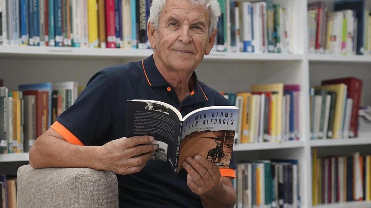 Paco Jiménez, al Col·legi Oficial de la Psicologia de Girona, amb el llibre sobre el seu germà. MARC MARTÍ FONT