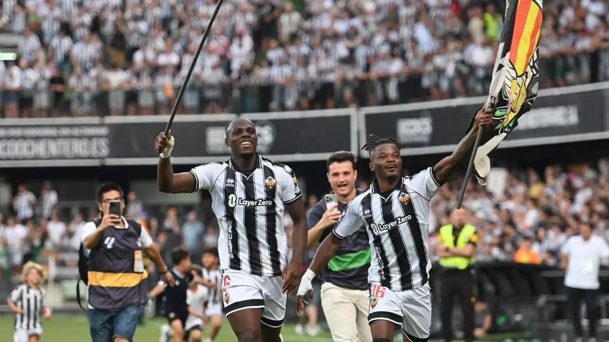 Doué y Cipenga celebrando el pase al 'play-off' del Castellón ante el Éibar.