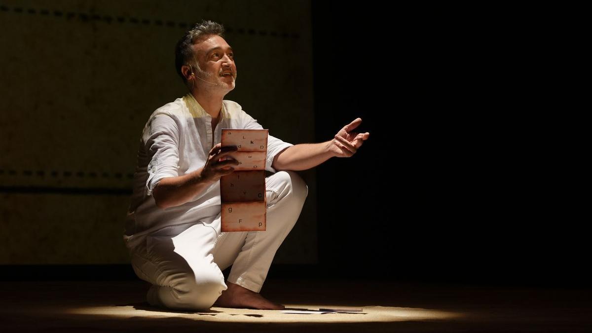 El vila-realenc Sergio Caballero protagonitza amb Susanna Lliberós l'espectacle 'Estellés, la nostra veu'.