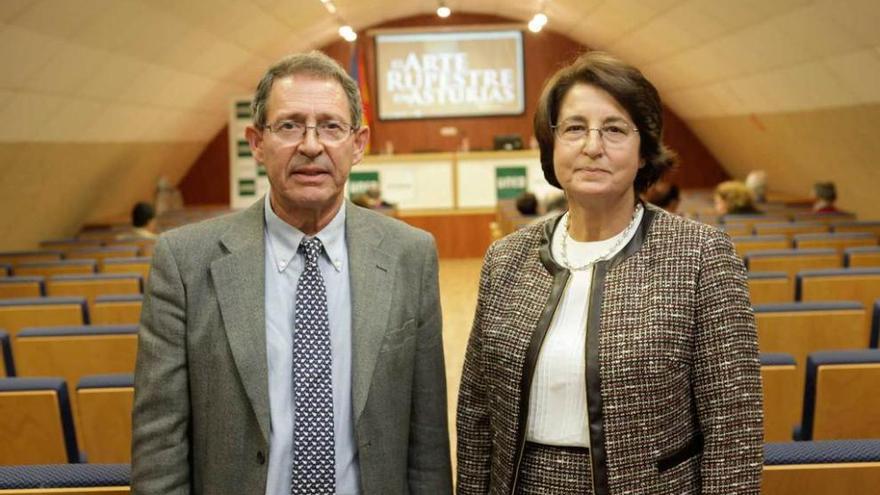 Soledad Corchón y Mario Ménendez, ayer, en la UNED.