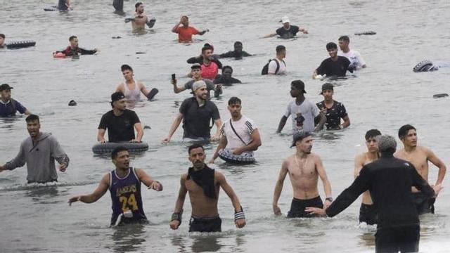 Un grup de migrants, a la platja d’El Tarajal el 30 de juliol.
