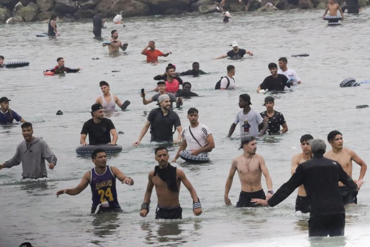 Un grupo de migrantes, en la playa de El Tarajal el pasado 30 de julio.