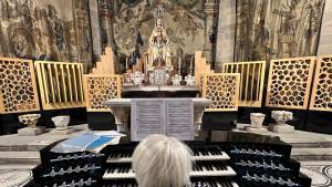 Montserrat Torrent en su primer ensayo con el órgano transportable en Peralada. Los tubos del instrumento están reaprtidos en diferentes estructuras de madera situadas en el altar.
