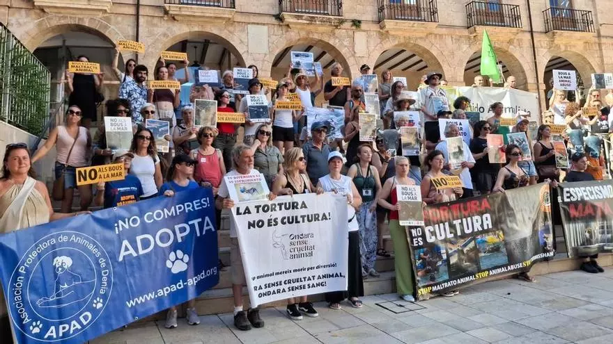 Recorren Dénia al grito de "bous a la mar, maltracte animal"