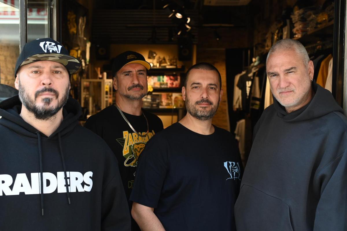 Los Violaldores del Verso inauguran su nueva tienda