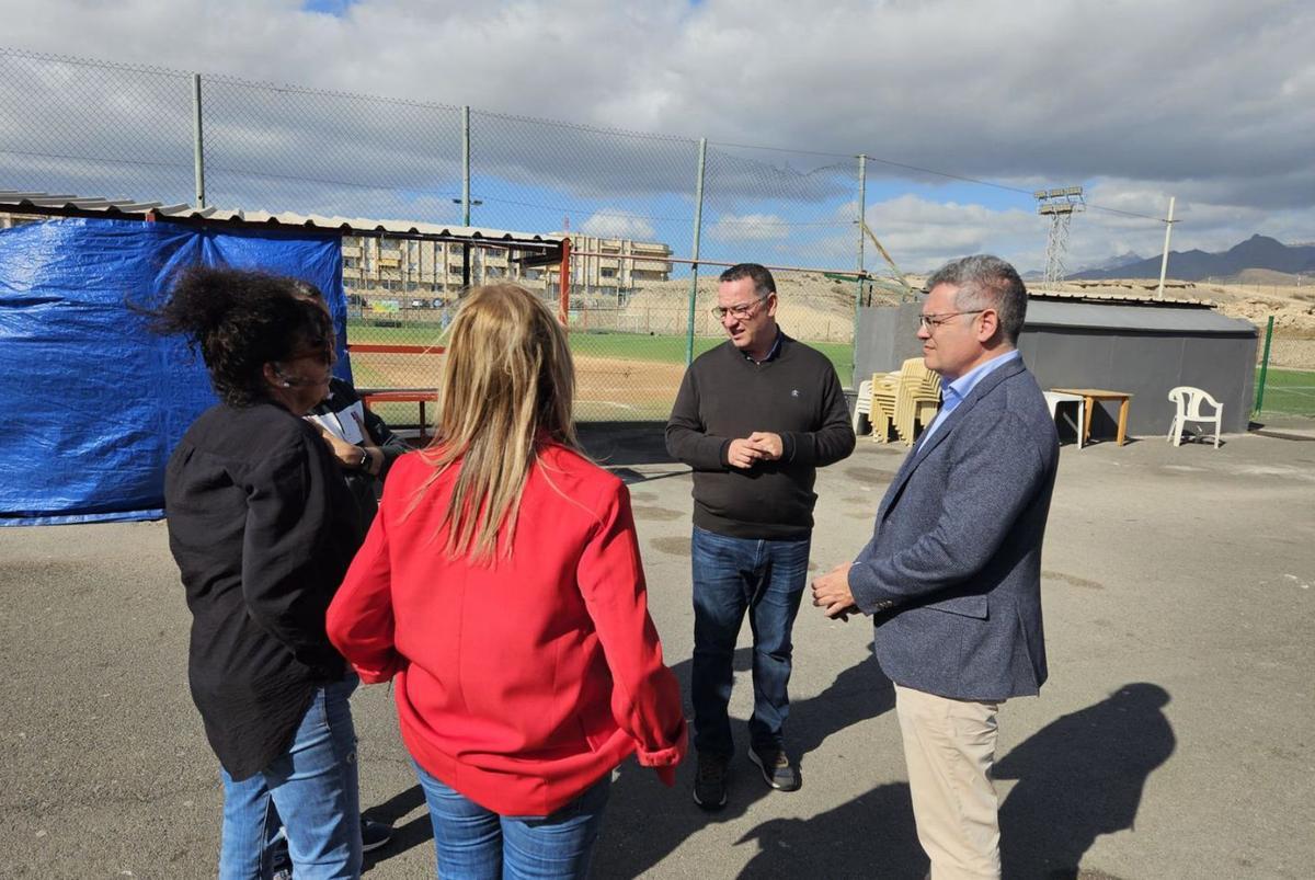 Poli Suárez y José Manuel Cabrera durante la visita al CEIP Los Abrigos, el pasado viernes. | | E.D.