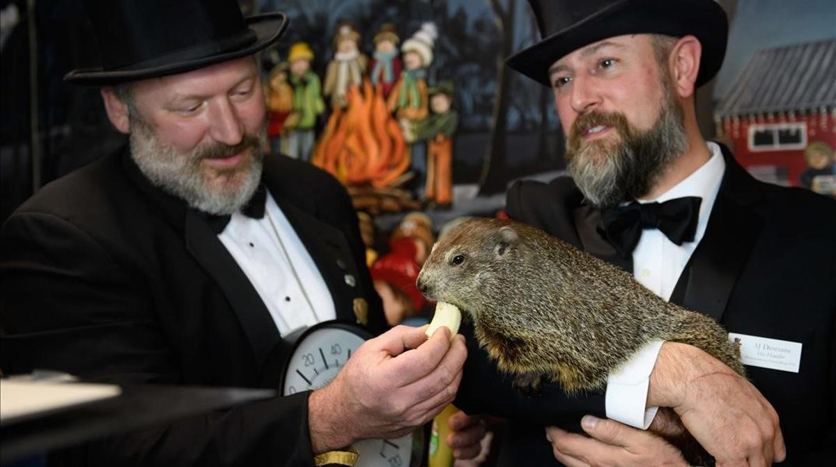 Jason Gursky y A.J. Dereume junto a la marmota Phil. Jason Gursky y A.J. Dereume junto a la marmota Phil.