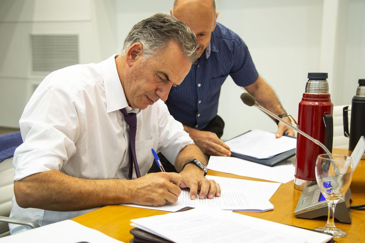 Orsi firmando los documentos sobre Cardama durante el Consejo de Ministros