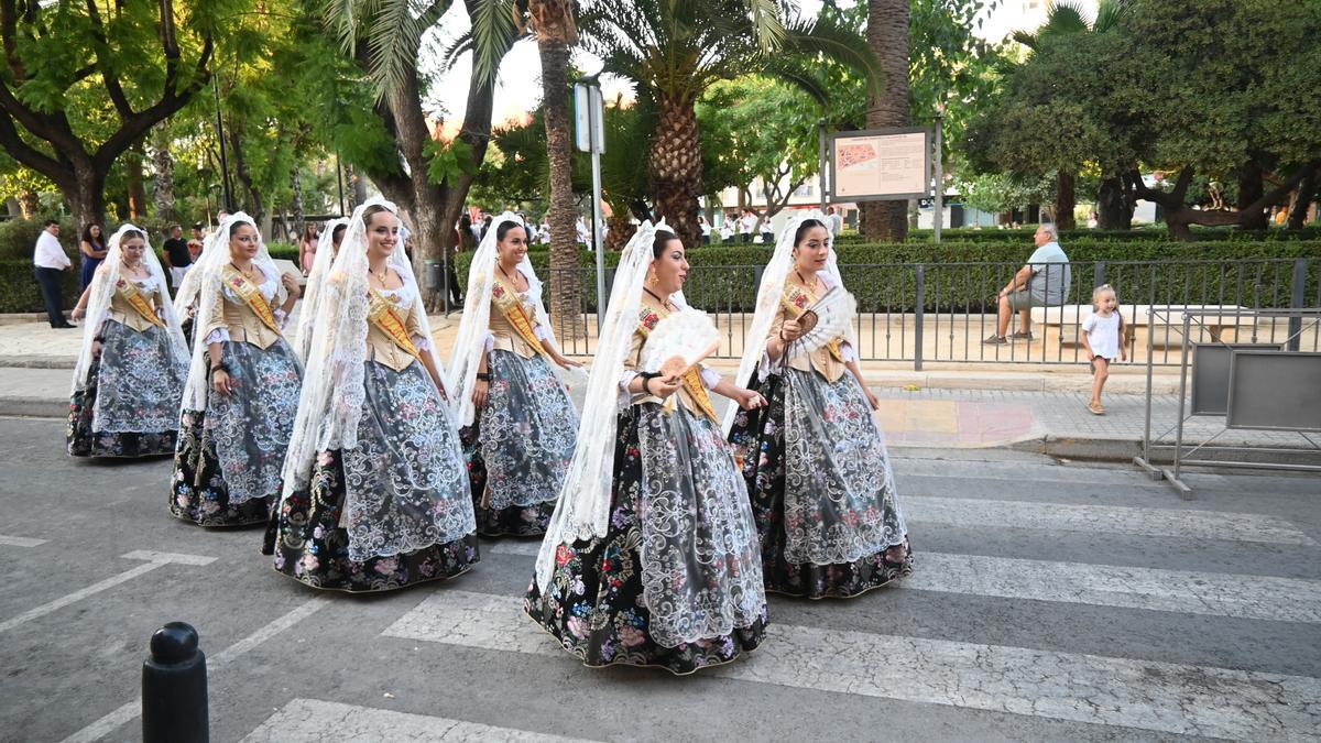Las damas de honor de la Virgen durante la Ofrenda.