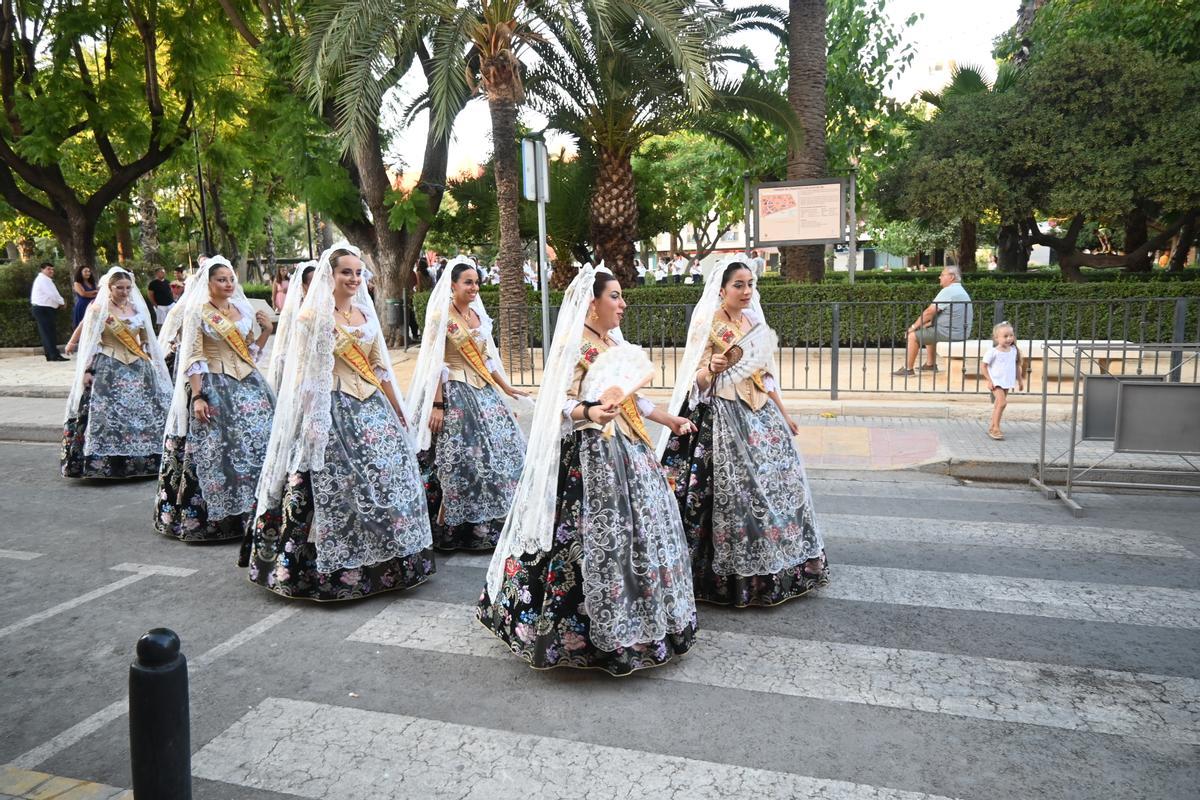 Las damas de honor de la Virgen durante la Ofrenda.