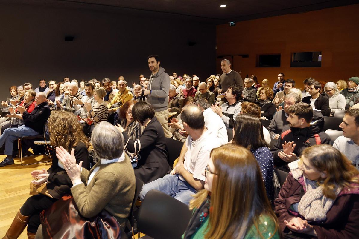 Fernando Díaz Villanueva y su presentador, el periodista Óscar González, ayer, entrando en el Club Faro