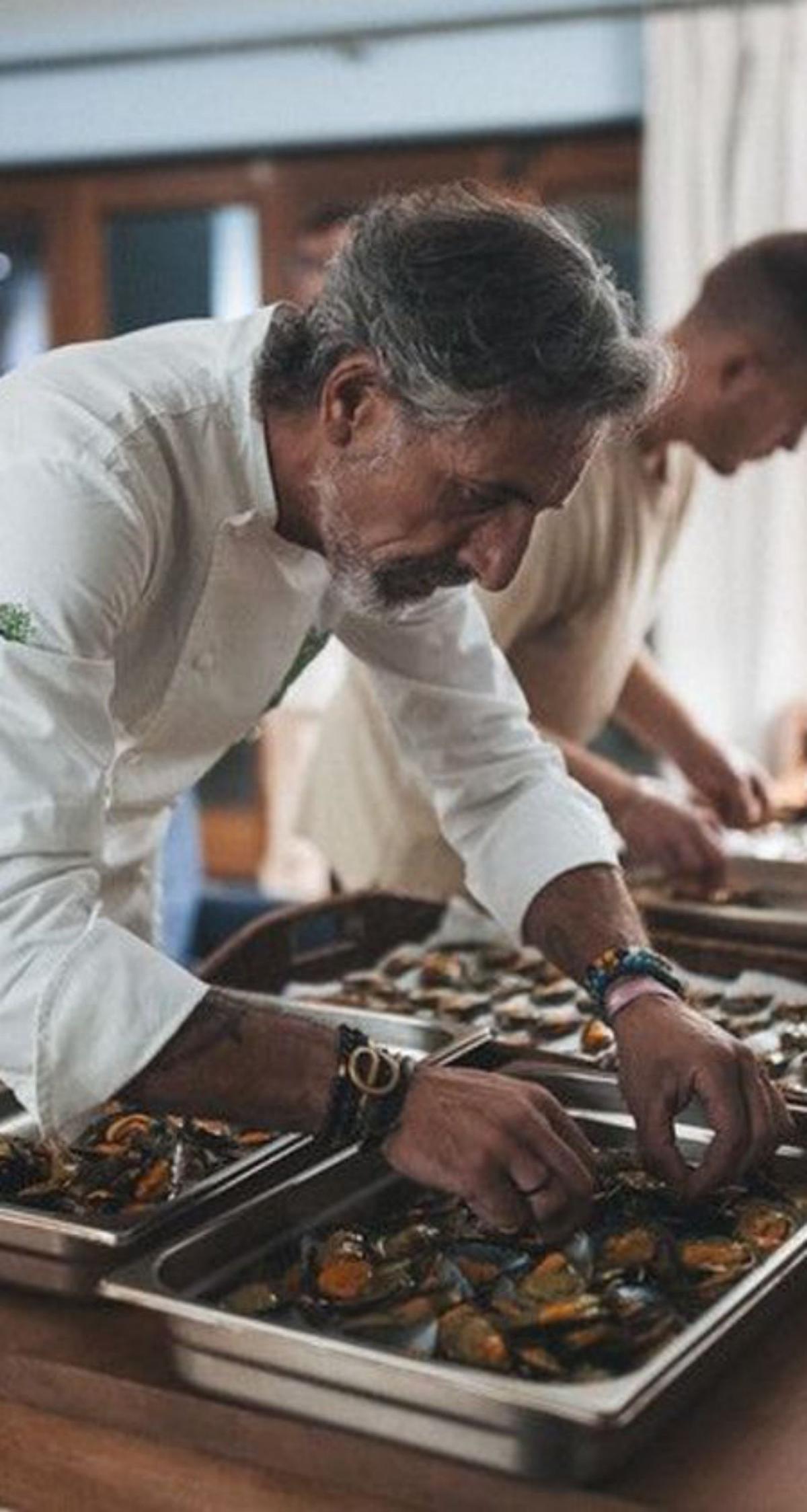 El chef Pepe Solla, preparando los mejillones al curri.   | // A. B.