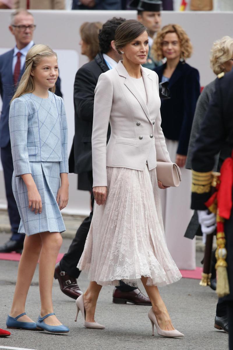 Doña Letizia y la infanta Sofía en el desfile del Día de la Hispanidad en 2018
