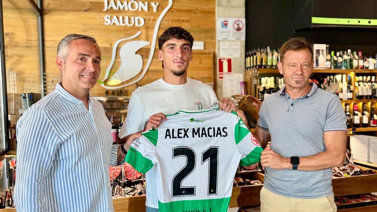 Alex Macías, en el centro, junto a José Manuel Carretero, de Jamón y Salud; y el director deportivo, Manuel Mosquera.