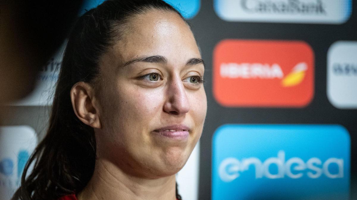 Primer plano de la grancanaria Maite Cazorla en la atención a medios de la FEB.
