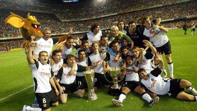 El Valencia logró en 2004 la Liga, la Copa de la Uefa y la Supercopa de Europa