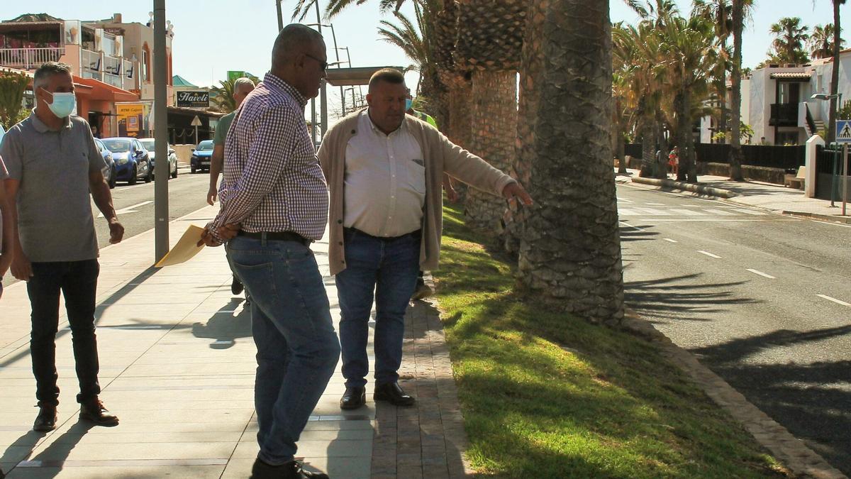 El alcalde de Antigua, Matías Peña García, ha visitado con los concejales la localidad turística de Caleta de Fuste