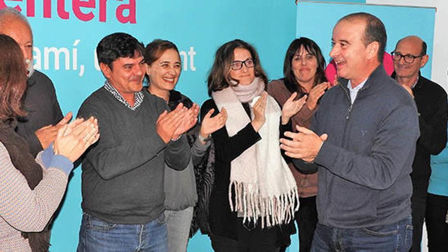 Jaume Ferrer recibe el aplauso de sus compañeros de partido tras anunciar que no se presentará a la reelección.