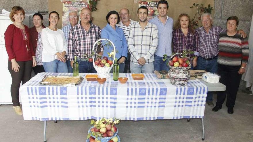 Los organizadores de la Festa da Mazá e da Sidra de Santomé presentaron ayer el programa. // S.A.