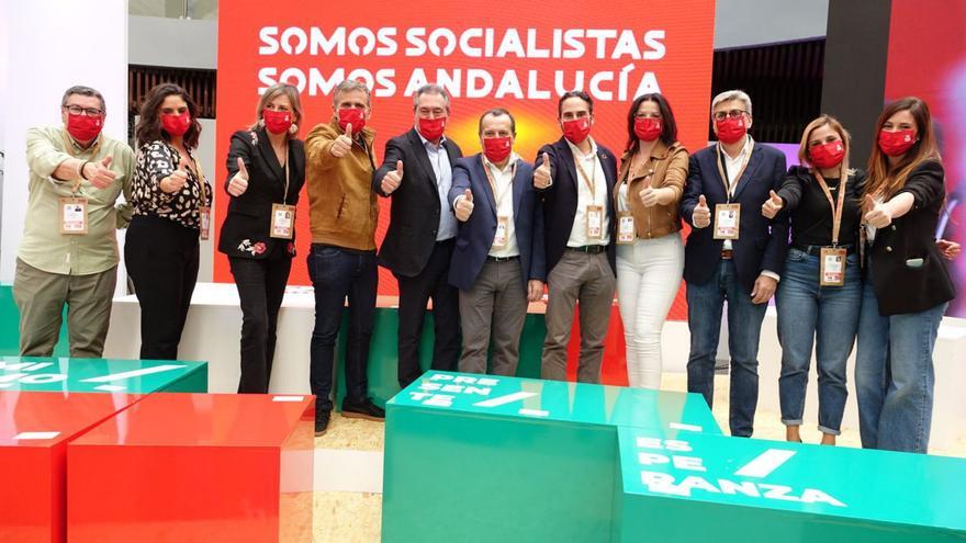 Foto de familia con Juan Espadas de los ocho malagueños de la Ejecutiva Regional a la que se sumaron, en el congreso de Torremolinos, Daniel Pérez y Mari Nieves Ramírez.