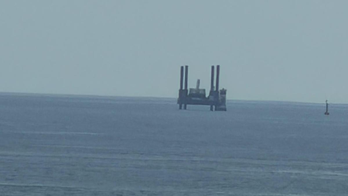La pontona en el entorno del faro de Camoucos, al norte de Ons.