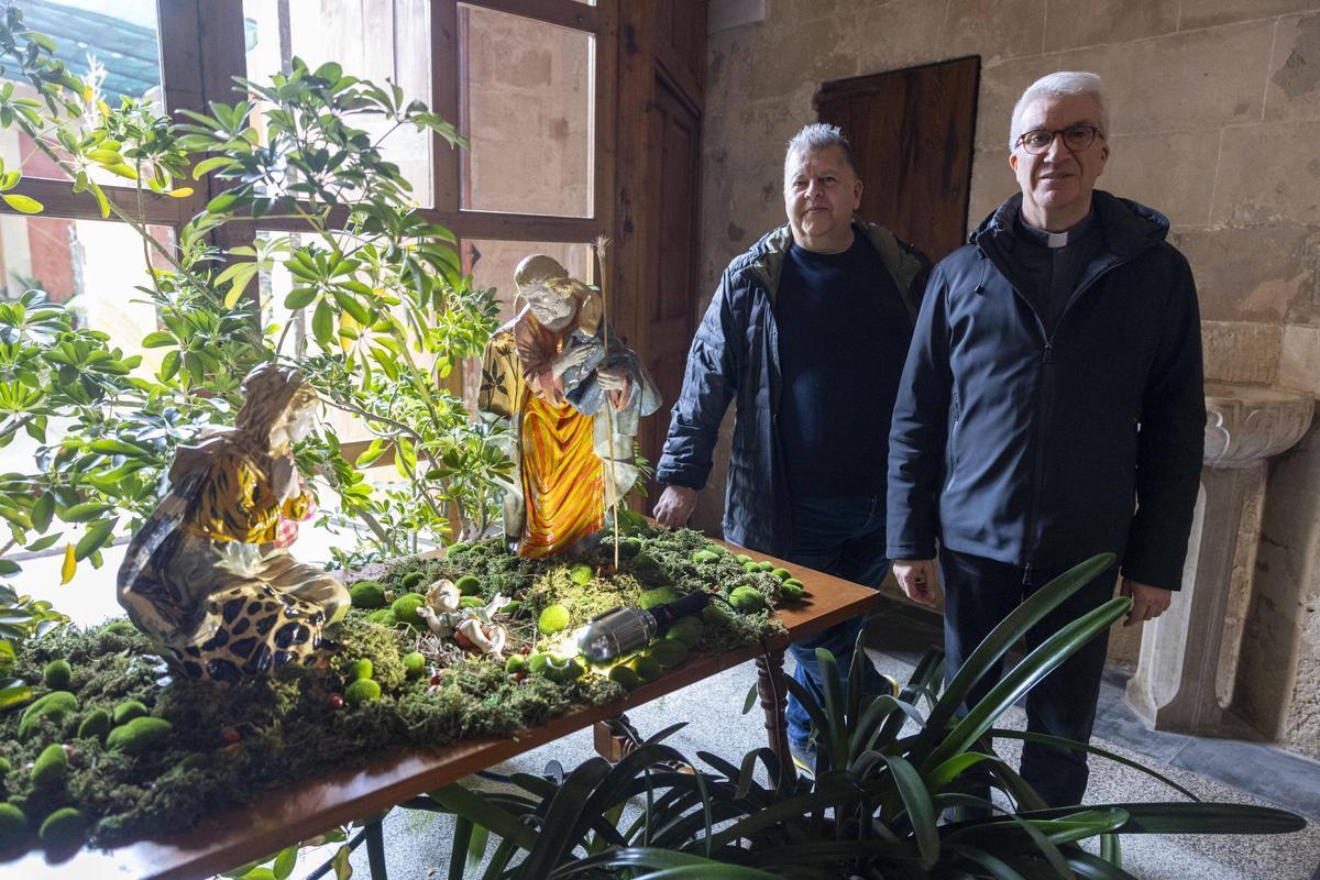 El rector de Santa Creu, Nadal Bernat, y el artista Pep Guerrero.