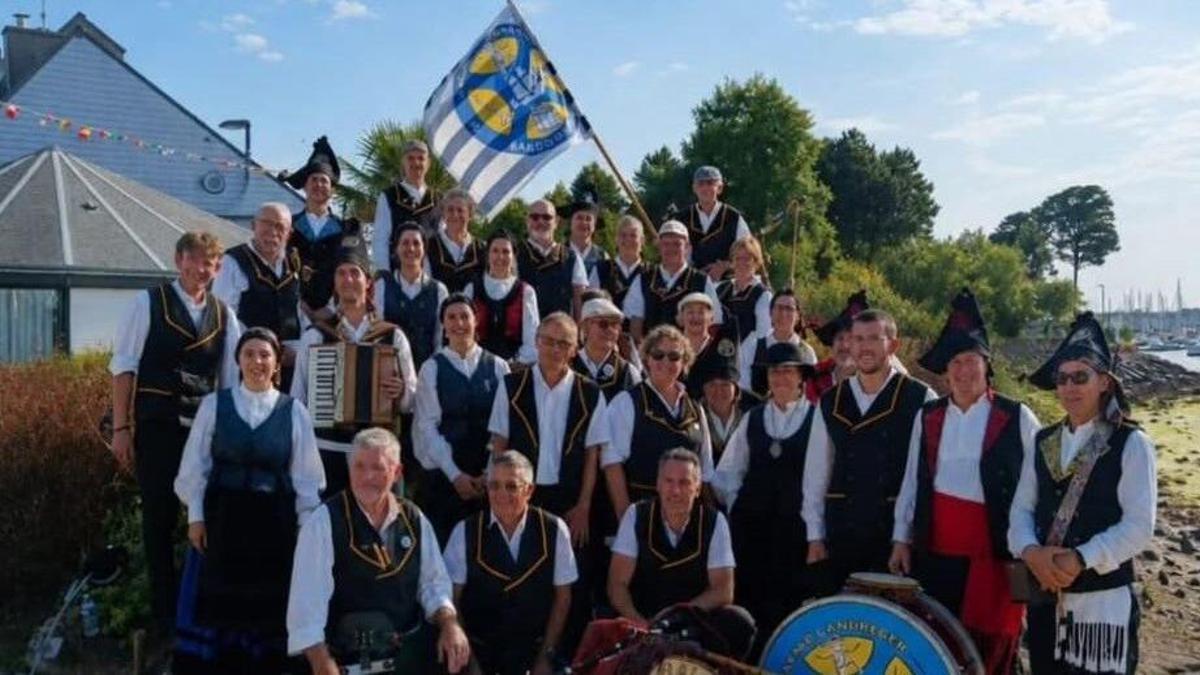 El grupo agoladés Bico da Balouta tras su viaje a la Bretaña francesa.