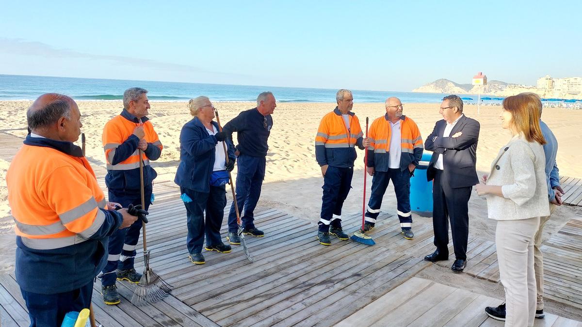 El alcalde y la edil de Playas, reunidos en Levante con personal de la empresa de gestión integral de las playas para conocer el operativo de Semana Santa.
