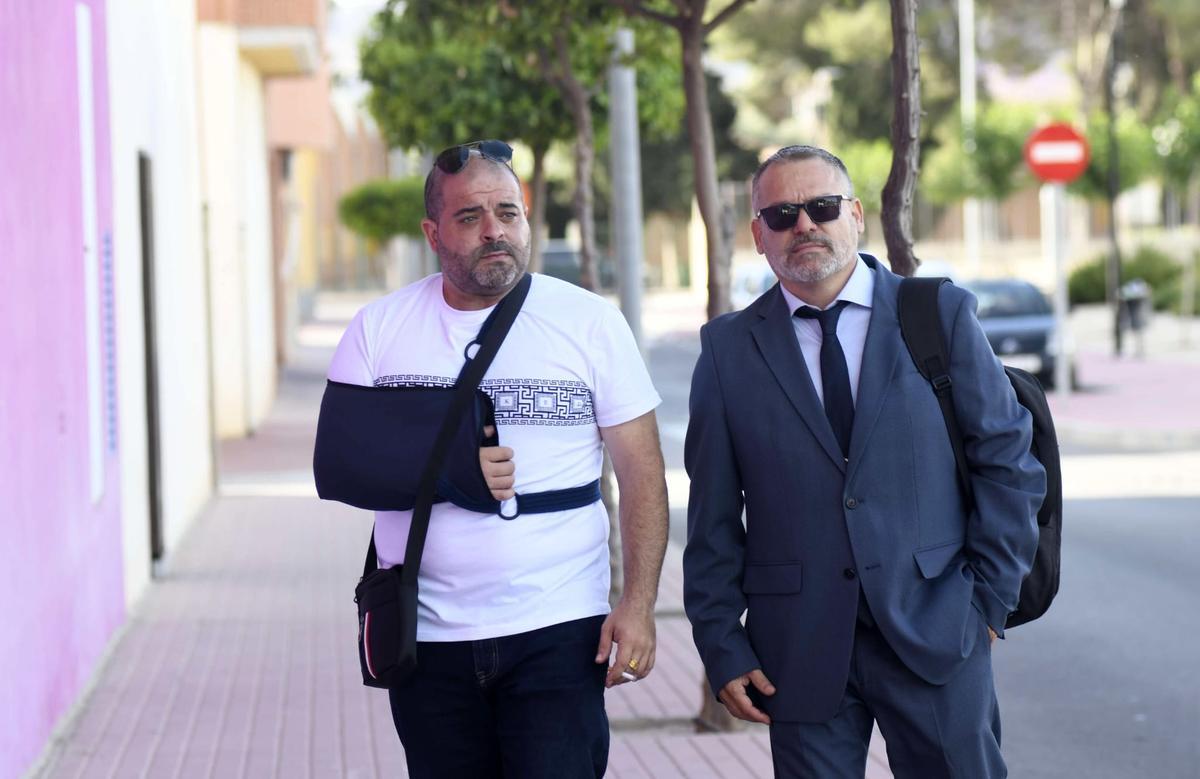 El acusado Daniel N.I., junto a su abogado Valentín Fernández, a su llegada al juzgado