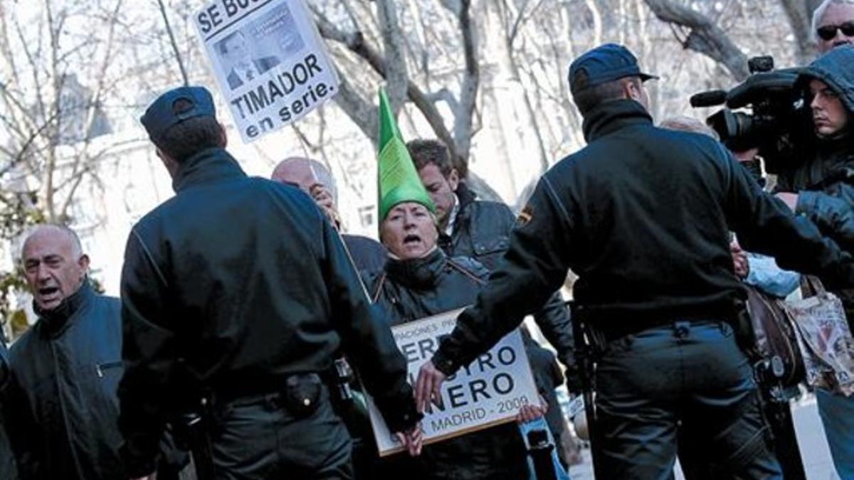Participantes en el 'escrache' de la PAH, ayer, ante el Hotel Ritz de Madrid, donde estaban varios miembros del PP, encabezados por Rajoy.