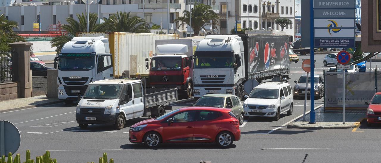 Varios camiones esperan su turno en el control de salida de la glorieta de Belén María.