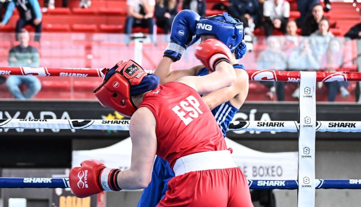 Noelia Gutiérrez golpea a una rival en La Nucía.