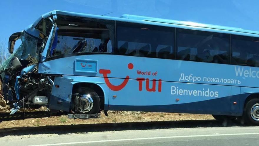 Der Tui-Bus nach Räumung der Unfallstelle, etwa 50 Meter vom Unfallort.