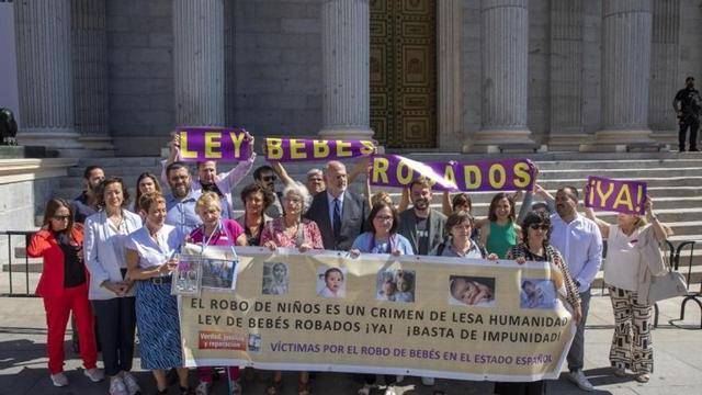 Concentración en el Congreso de los Diputados reivindicando la ley de bebés robados.