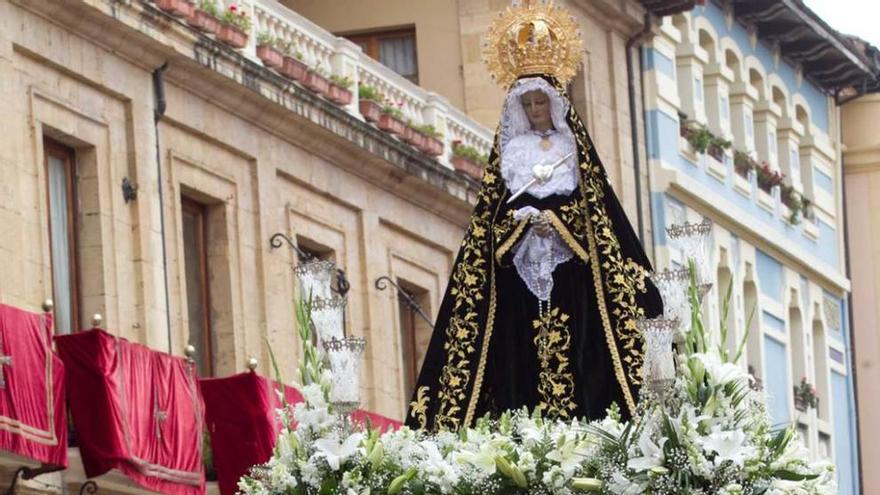 Procesión de la Virgen de la Soledad en la plaza del Ayuntamiento.