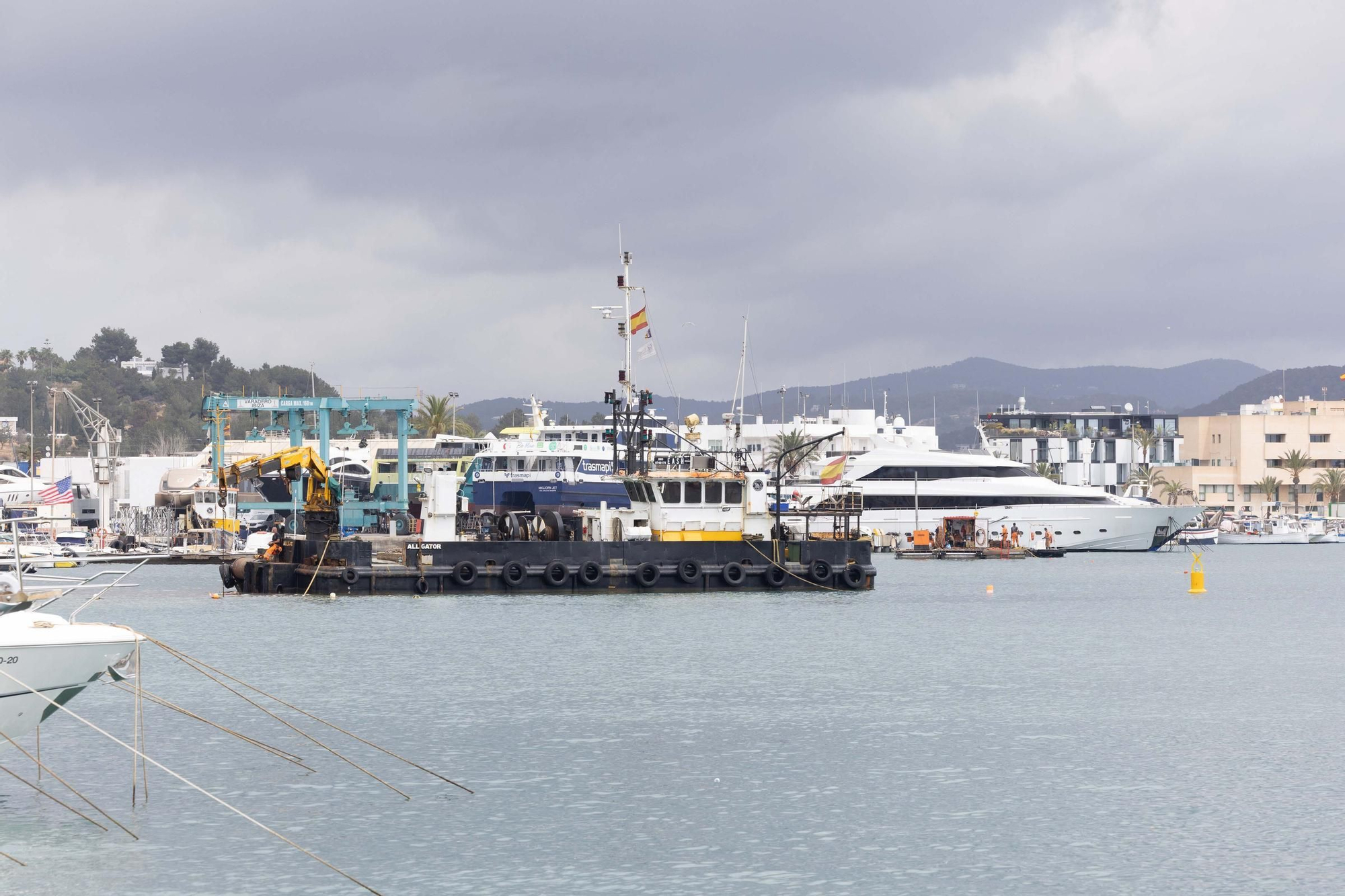 Preocupación por unos trabajos de dragado en pleno puerto de Ibiza