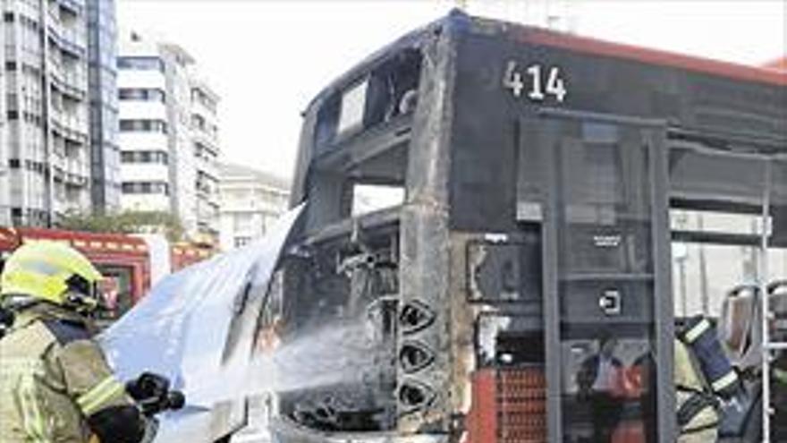 ARDE EN EL CENTRO DE VALENCIA UN AUTOBÚS MUNICIPAL