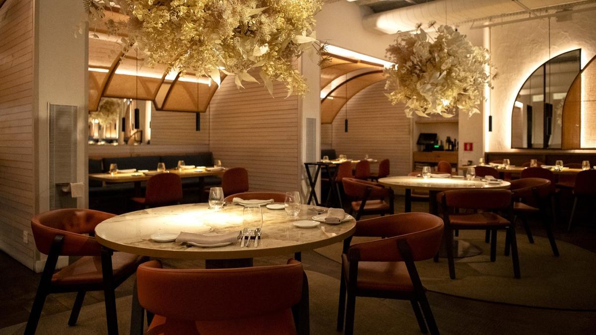 Mesas en el restaurante Compartir Barcelona.