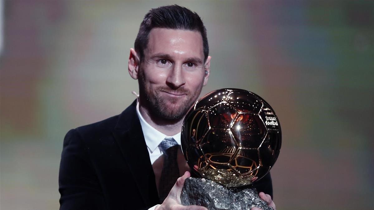 Messi posa con su sexto Balón de Oro.