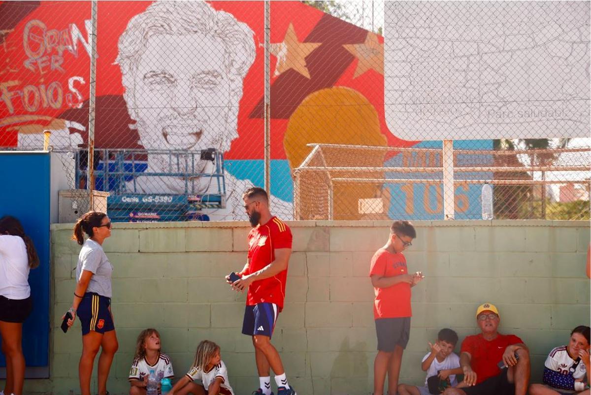 El mural de Ferran, frente a la cola para entrar al homenaje de Foios