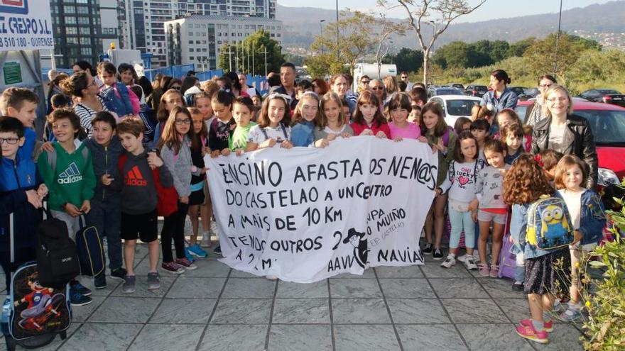 Niños del colegio Castelao, en la protesta de hoy. // FdV