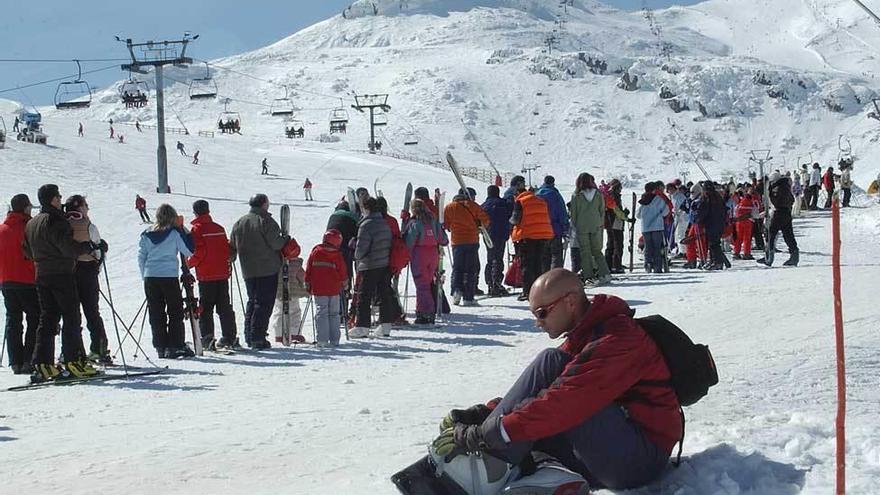 Colas para acceder a un remonte en Pajares en una temporada anterior.