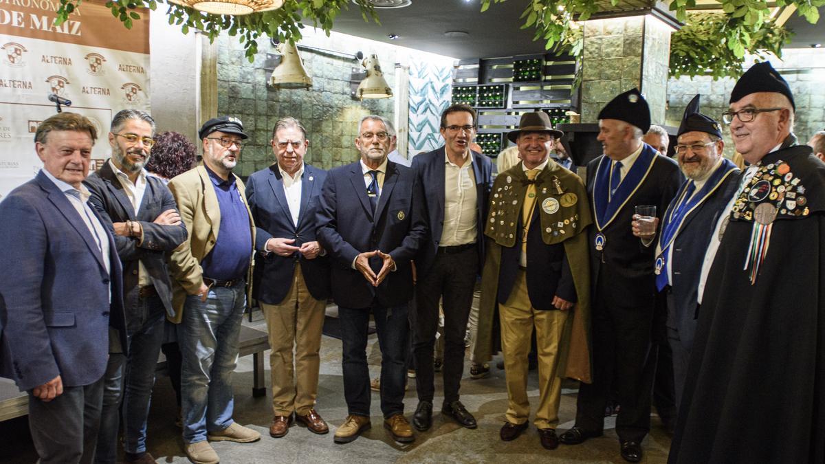 La alta cocina asturiana se reúne en Oviedo: así fue la presentación de la cofradía del torto
