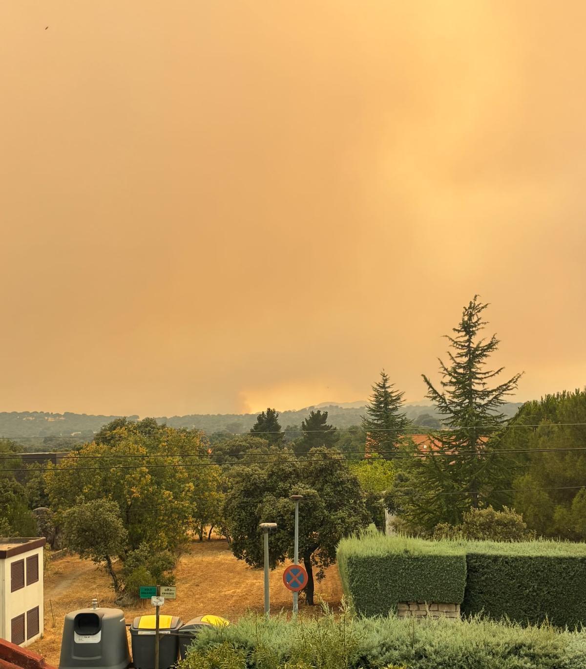 Humo visible por el gran incendio de la Sierra Oeste de Madrid