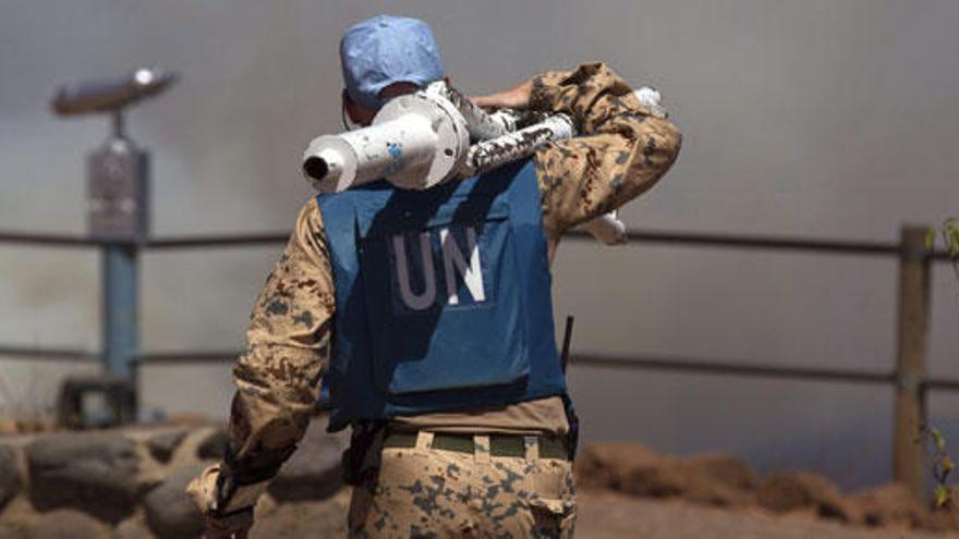 Un miembro de la ONU transportando equipación.