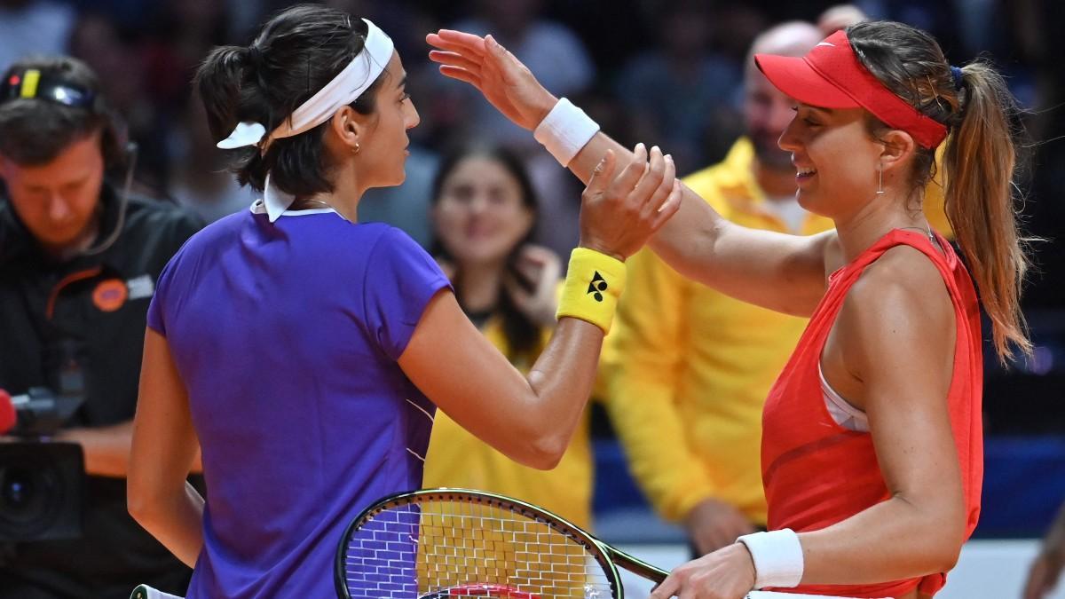 Badosa y Caroline Garcia se saludan tras el encuentro