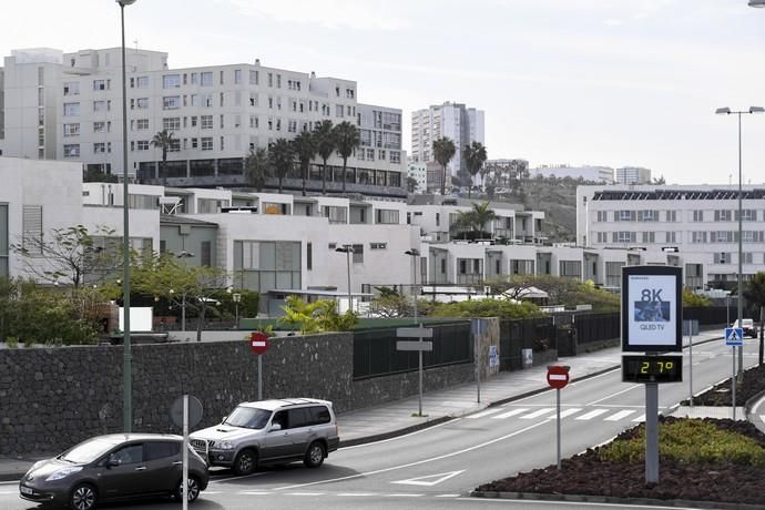 25-12-19 LAS PALMAS DE GRAN CANARI. LA MINILLA. LAS PALMAS DE GRAN CANARIA. Foto de un edificio de dúples en la Avenida de Ansite, número 11, que tienen exceso de altura, con respecto al plan general.  Fotos: Juan Castro.  | 25/12/2019 | Fotógrafo: Juan Carlos Castro