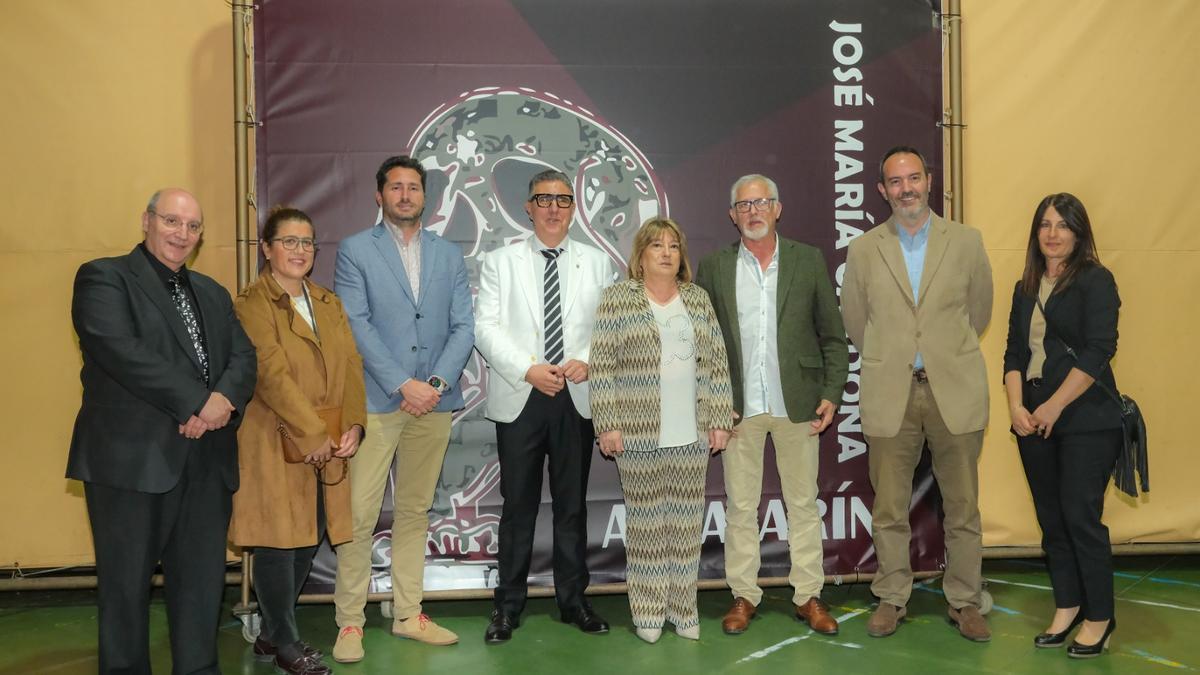La consejera de Presidencia, Interior y Cultura Tomasa Hernández junto con el alcalde de Alfajarín José Tomás Pueyo y el resto de autoridades en la gala final del Festival de Teatro de Alfajarín 2024.