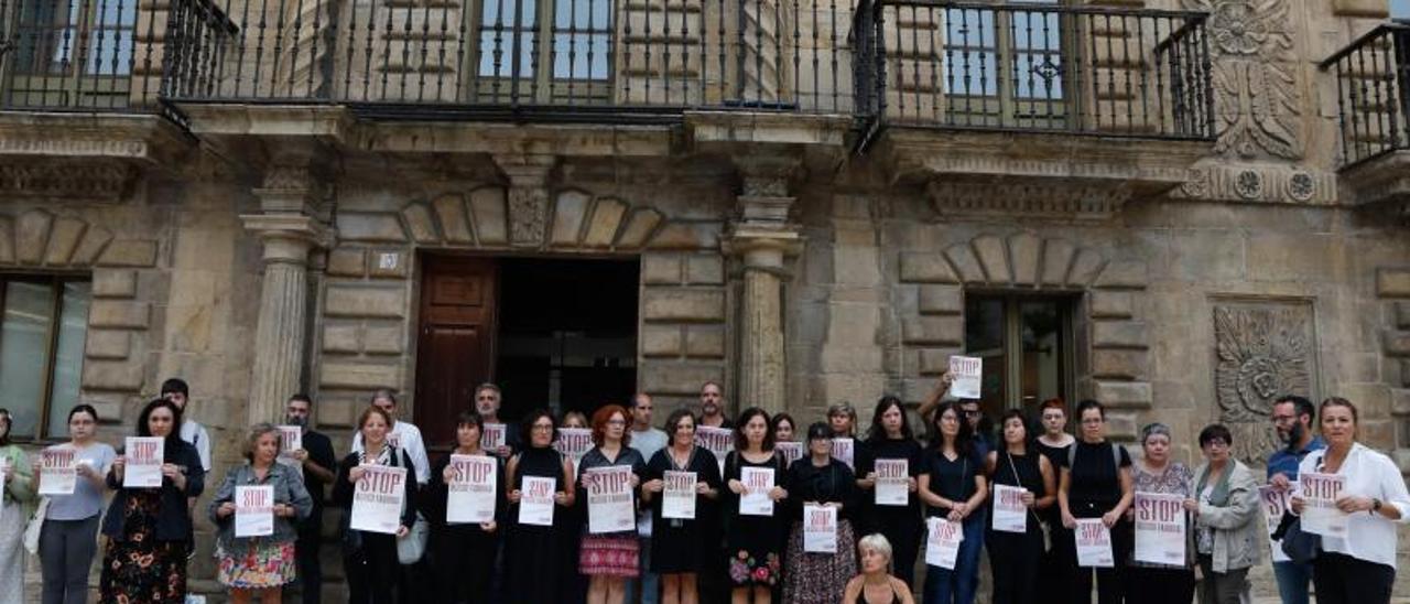 Concentración de docentes de Diseño y Restauración de la Escuela de Arte, ayer, en Camposagrado. | M. Villamuza